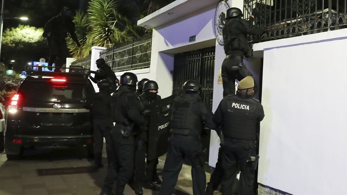 Ekvádorská policie vtrhla zatýkat na ambasádu Mexika. Šla si pro bývalého viceprezidenta